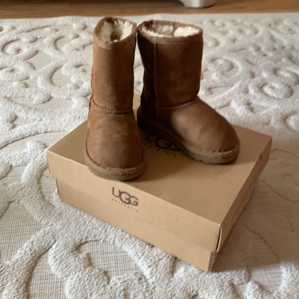 Ugg kids boots .Brown in toddler size 8